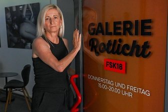 Sex und Porno im Chemnitzer "Rotlicht": Zwischen Beratung für Prostituierte und Ausstellungsraum - Steffi Schulz vom Verein Salute, der unter anderem Prostituierte berät und nun auch eine Galerie betreibt, öffnet auch Kritikern die Tür. Noch bis 26. August ist die aktuelle Ausstellung "Rough and Real" zu sehen. Ein Fotograf aus der Sexarbeitsbranche hat die gezeigten Bilder gemacht.