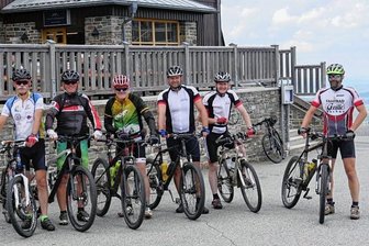 Sextett bezwingt die Dächer des Erzgebirges - Die sechs Pedalritter aus dem Erzgebirge, hier während ihrer Station am Fichtelberghaus: Steffen Tschirch, Christian Stecher, Gerd Kaden, Guntram Liebig, Christoph Myrczek, Heinz Riedel (v.l.n.r.).