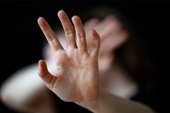 Sexualisierte Gewalt an Frauen: Beratungsstelle im Erzgebirge hilft Opfern - Eine Frau hält sich die Hände vors Gesicht. Sexualisierte Gewalt gegen Frauen kann im beruflichen oder häuslichen Umfeld auftreten. Im Erzgebirge gibt es jetzt eine spezialisierte Beratungsstelle.
