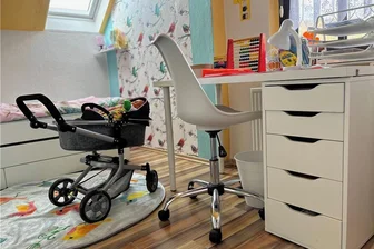 Sexualität im Kinderzimmer: Wie eine Familie den Boden unter den Füßen verliert - Vogeltapete klebt an der Wand des Kinderzimmers. Es soll ein fröhlicher Ort sein. Und genau hier ist die Familie nun zerbrochen. 