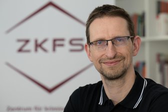 Sexueller Missbrauch in evangelischer Kirche: Chemnitzer Kriminologe unterstützt Aufarbeitung in Sachsen - Frank Asbrock, Direktor des Zentrums für kriminologische Forschung Sachsen (ZKFS) in Chemnitz, arbeitet nun mit an der Aufklärung und Aufarbeitung sexuellen Missbrauchs in der Evangelischen Landeskirche.