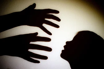 Sexueller Missbrauch in Mittelsachsen: Wo Opfer Hilfe finden - Werden Kinder oder Erwachsene Opfer sexueller Gewalt oder anderer Straftaten, kann der Verein Opferhilfe Sachsen zur Beratung kontaktiert werden.