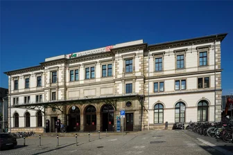 Sexueller Übergriff am Bahnhof Chemnitz: Polizei stellt Täter - Auf dem Platz vorm Bahnhof ist es laut Polizei am Samstag zu einem sexuellen Übergriff auf eine 17-Jährige gekommen.