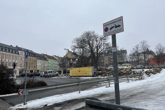 Sexueller Übergriff auf Plauener Parkplatz: So ist der Stand der Ermittlungen - Der Parkplatz an der Stresemannstraße ist privat betrieben. Dort gibt es auch eine DHL-Packstation.