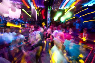 Sexueller Übergriff in der Party-Nacht: Was eine junge Frau erlebte und wie es ihr heute damit geht - Wo gefeiert wird, fallen mitunter schnell alle Hemmungen. Damit sich die Gäste jederzeit wohlfühlen, stellen viele Chemnitzer Klubs speziell geschulte Awareness-Teams auf, die bei Bedarf Hilfe und Unterstützung bieten.