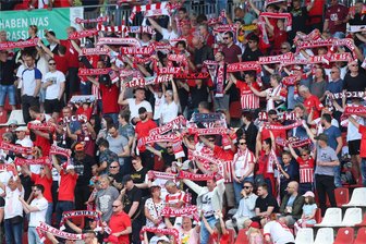 Sexueller Übergriff treibt Fanszene des FSV Zwickau um - Fans des FSV bei einem Heimspiel. Bei vielen Anhängern hat der sexuelle Übergriff Entsetzen ausgelöst.