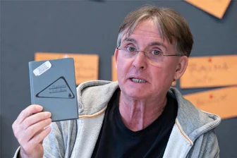 Sexueller und seelischer Missbrauch: Ströer-Betroffene fordern jetzt Schmerzensgeld - Matthias Oberst zeigt das Buch, in dem der 2013 verstorbene Diakon Kurt Ströer die Namen hunderter Jugendlicher notierte, die er im Lauf der Jahrzehnte bekehrt haben wollte. Mehr als 30 berichten heute von sexuellem und spirituellem Missbrauch.