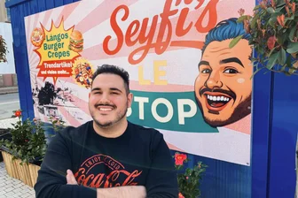 „Seyfis LE-Stop“: Der Verkäufer von der Agip-Tankstelle setzt jetzt alles auf eine Karte - Macht Appetit auf die Eröffnungsparty in Lengenfeld. Seyfi Wappler rockt bald das neue Imbiss-Angebot auf dem neuen Tischendorfplatz.
