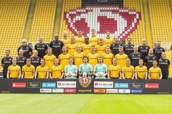 SG Dynamo Dresden in der 2. Bundesliga - Saison 2025/26: Kader, Zugänge, Abgänge und Ansetzungen - Dynamo Dresden, Mannschaftsfoto Saison 2025/2026, hintere Reihe von links: Nils Fröling, Claudio Kammerknecht, Alexander Rossipal, Robin Meißner (Leihe VfL Osnabrück); 3. Reihe v. l.: Co-Trainer Heiko Scholz, Athletik- und Konditionstrainer Matthias Grahé , Torwarttrainer David Yelldell, Lukas Boeder, Kofi Amoako, Dominik Kother, Mannschaftsarzt Michael Bata, Leiter Sportwissenschaften José Portela, Zeugwart Tom Teichert-Tölg, Teammanager Justin Löwe; 2. Reihe v. l.: Cheftrainer Thomas Stamm, Co-Trainer Manuel Klökler, Co-Trainer Valentin Vochatzer, Christoph Daferner, David Kubatta (Abgang WSG Tirol), Vinko Šapina, Stefan Kutschke, Aljaž Casar, Lars Bünning, Leiter Physiotherapie Henrik Lange, Physiotherapeut Tony Fischer, Physiotherapeutin Laura Seifert; 1. Reihe v. l.: Jonas Oehmichen, Jakob Zickler, Konrad Faber, Tony Menzel, Daniel Mesenhöler, Tim Schreiber, Lennart Grill, Jakob Lemmer, Sascha Risch, Niklas Hauptmann, Jan-Hendrik Marx.