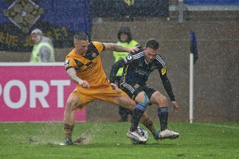 SG Dynamo Dresden: Spielabbruch wegen Platzüberschwemmung - Panagiotis Vlachodimos (re.) im Dreikampf mit dem überschwemmten Rasen und FCS-Profi Patrick Sontheimer.