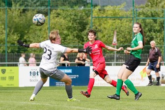 SG Jößnitz feiert im Derby gegen SV Merkur Oelsnitz ersten Saisonsieg - Die Jößnitzerin Marlies Pfaffl(Mitte) erzielt hier das 1:0 gegen Merkur Oelsnitz.