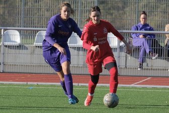 SG Jößnitz: Zweimal gelingt der Ausgleich, zum Punktgewinn reicht es nicht... - Die Jößnitzerin Desideria Rudert (rechts) setzt sich hier durch.Foto: Claudia Metzner