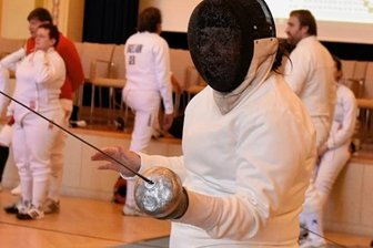 SG Medizin hat knapp das Nachsehen - Laura Schott in Aktion. 16 Frauen und 18 Männer kreuzten im Kurhaus die Klingen.