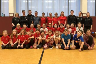 SG Motor Thurm: Wo junge Übungsleiter schon lange keine Ausnahme mehr sind - Trainingsalltag bei den Leichtathleten der SG Motor Thurm: Neben Angela Geyer dominieren junge Gesichter wie Justus Friede und Jannis Schwarzott (hinten von links) sowie Lara Tappert, Joy Tiefholz und Melissa Burkhardt (hinten von rechts) die Übungsleiter-Riege.