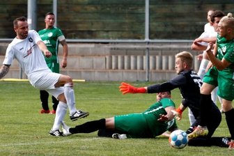 SGN: Zu wenig Mut beim Liga-Debüt - Reichenbrands Patrick Gründler (r.) rettet beim Schuss von Michael Weiß für seinen schon geschlagenen Torhüter auf der Linie.