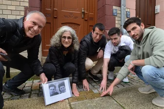 Shalom und Versöhnung: Was eine Israelin in Falkenstein vorfindet - Ronit Weiss mit Ehemann Avraham und ihren Söhnen Yuval, Nimrod und Ido vor dem Geburtshaus ihres Vaters Josef Chojnacki. Am 8. Mai wurden dort sieben Stolpersteine für die Familie verlegt. Nur die Geschwister Josef und Gertrud überlebten den Holocaust.