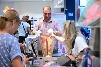 Shampoo und Kosmetik statt Soziokultur: Warum der Chef des Chemnitzer Kraftwerks kurzzeitig den Job wechselte - Servicekraft Holm Krieger verpackt die Ware, die ihm Marktmitarbeiterin Sandra Jeßwein zuarbeitet.