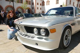 Sharknoseday in Augustusburg: BMW-Kult, Besucherrekord und Leidenschaft auf vier Rädern - Die Organisatorin des Treffens auf Schloss Augustusburg: Ihre Sharknose-Leidenschaft teilt Ines Stahlberg gern mit möglichst vielen anderen BMW-Liebhabern.