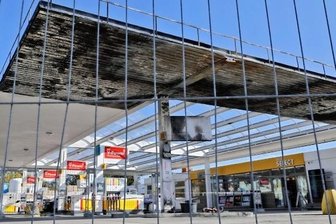 Shell-Tankstelle: Die Nachwehen des Feuers - Die Shell-Tankstelle mit den Spuren des Brandes. Viele Vorbeifahrende sehen aktuell die Schäden am Dach.