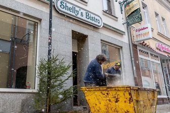 Shellys Bistro wird zur Filiale von Curry31 - Die Räume von Shellys Bistro werden momentan entkernt und saniert. Im Bild: Steve Radeke und Steve Gleixner von der Trockenbaufirma Damm aus Ellefeld im Einsatz.