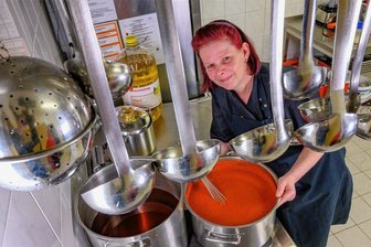 Shitstorm wegen Pommes und Nuggets: Die Kita-Köchin hinter dem Fritten-Foto - Germaine Colditz arbeitet als Köchin in der Chemnitzer Kita "Burg Farbenklecks". 