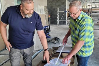 Shoppen mit Blick auf die Burg Schönfels - Torsten Geßner (li) und Fleischermeister Heiko Dölz stimmen die Baupläne ab.