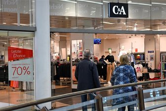 Shopping Day mit kaputter Rolltreppe? Ob die Galerie Roter Turm in Chemnitz sie vorher reparieren kann - Dieses Jahr will der Shopping Day als „Pink Ribbon Edition“ (rosa Schleife) auf Brustkrebs aufmerksam machen.