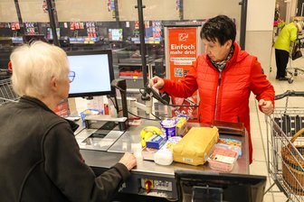 Shopping-Duell in umgebauter Kaufland-Filiale im Erzgebirge: Wer kauft schneller ein? - Shopping-Duell im Kaufland in Aue: Ist schneller, wer konventionell an der Kasse bezahlt oder wer die SB-Kassen nutzt?