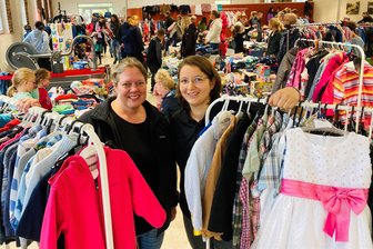 Shopping-Glück zum kleinen Preis: Das waren die Renner auf dem Kindersachenmarkt in Lößnitz - Doreen Schieck (r.) und Susanne Bauer vom Förderverein der Kita „Spatzennest“ in Lößnitz erlebten beim Kinder- und Babysachenmarkt eine große Resonanz. An 30 Verkaufsständen wurde rege nach Kleidung, Spielzeug & Co. gestöbert.