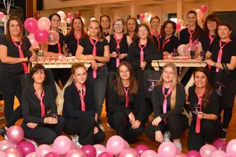 Shopping mit Stil: Geithains Ladiesfashion Flohmarkt lockt im April - Helferinnen der Ladiesfashion um Hauptorganisatorin Romy Kuschniak (6. v. l.).