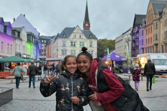 Shoppingnacht lockt in die Innenstadt von Aue mit Lichtshow, Musik und leckerem Essen - Waren bei der Shoppingnacht in Aue unterwegs: Joleen (l.) und Linda Yusuf aus Aue.