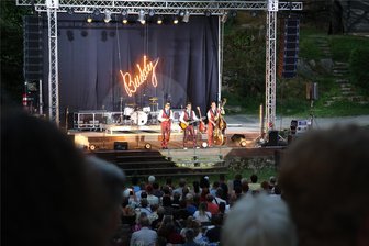 Show auf der Naturbühne an den Greifensteinen: Rock `n` Roll begeistert Junge und Junggebliebene - Eine Hommage an Buddy Holly ist die Show, die am Samstagabend auf der Naturbühne an den Greifensteinen gezeigt wurde. 805 Besucher zählte die Veranstaltung, das Publikum war bunt gemischt, was das Alter betrifft.