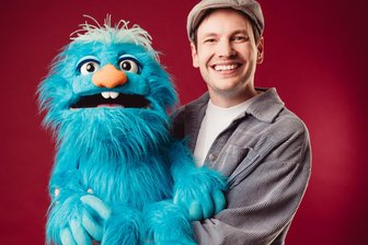 Show mit Liedermacher in Auer Nicolaikirche - Sebastian Rochlitzer ist Bauchredner, in seinem Programm dabei ist sein Freund Ulfie.