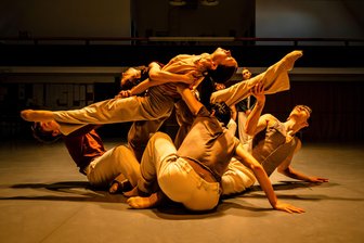 „Showcase“-Uraufführung im Ballettsaal der Oper Chemnitz: Ein außer Rand und Band getanzter Ausstellungsbesuch - Wenn Tänzer selbst zu skulpturalen Gebilden werden: „Zwischen Athena, Apollon und Dir“ heißt das neue Stück in der Chemnitzer Ballettreihe „Showcase“. Die hier gezeigten Fotos stammen aus den Proben.