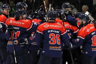 Showdown bei den Eishockey-Wölfen aus dem Erzgebirge: Wichtigstes Spiel der Saison steigt am Dienstag - Die Wölfe müssen ihre Kräfte bündeln. Schon diesen Dienstag geht es im Wolfsbau in die fünfte Runde der Playoffs gegen Lauterbach.
