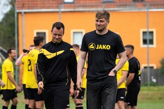 Showdown bei Mittelsachsens Fußballern: Erster Absteiger steht fest – zwei Trainer gehen - Tom Schirmeister (l.) und Tobias Grau feierten als neues SCA-Trainergespann einen Einstand nach Maß.