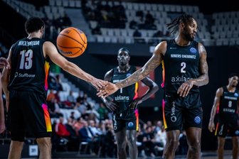 Showdown in der Champions League: Wie die Niners Chemnitz gegen Manisa den Ausgleich schaffen können - Es geht nur gemeinsam: Jeff Garrett, Aher Uguak und Olivier Nkamhoua (von rechts) lieferten am vergangenen Mittwoch in Manisa ein starkes Spiel ab, verloren am Ende aber knapp. Am Dienstag soll die Serie auf 1:1 gestellt werden.