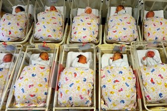 Shpresa, Legolas und Loki: Das sind die kreativsten Vornamen im Erzgebirge - Babys liegen zusammen auf einer Neugeborenenstation im Krankenhaus: Bei der Namenswahl für den Nachwuchs lassen sich Erzgebirger einiges einfallen, wie eine neue Statistik zeigt.