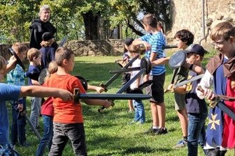 Sich einmal fühlen wie ein Ritter im Mittelalter - Bei den Paarübungen lernten die Teilnehmer, was es heißt, auf der Hut zu sein. Der Fechtmeister hatte die Kinder stets im Blick. 