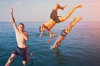 Sicher baden in Sachsen: Sechs Dinge, die Sie wissen sollten - Hinein ins Vergnügen! Vorher aber bitte den Untergrund checken und den Körper kurz abkühlen. 