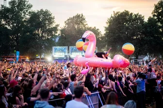 Sicher feiern: Polizei-Tipps für Open-Air-Events - Wer Outdoor-Events in einer Gruppe besucht und sich gegenseitig im Blick behält, ist besser vor Taschendieben und anderen Gefahren geschützt.