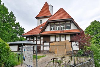 „Sicher wäre es gut, wir hätten schon einen Pächter“: Wie steht es ums Berggasthaus Hohenstein-Ernstthal? - Von außen ist am Berggasthaus nicht viel Neues zu sehen. Doch jetzt soll mit dem Bau der Terrasse zum Festplatz begonnen werden.