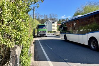 Sichere Ortsdurchfahrt Schönau: Forderung nach Tempo 30 als schnelle Lösung - Für den Verkehr reicht die Fahrbahnbreite der Staatsstraße durch Schönau aus, für Fußgänger und Radfahrer aber wird es gefährlich.