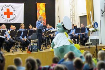 Sicherer Schulweg und Hilfe holen: Kinder lernen in Rochlitz mit Polizeiorchester - Das Polizeiorchester Sachsen hat vor Kindern im Rochlitzer Bürgerhaus gespielt.