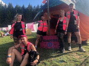 Sören, Efthimia, Marie, Aline und Aris (von links) waren Teil des Awareness-Teams auf dem Labore-Festival am Hauptmannsgrüner Mühlteich am letzten Wochenende.