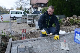 Sicheres Pflaster: Baustelle an der Aura-Pension Villa Rochsburg - An der Aura-Pension in Rochsburg verlegt Alexander Heinze derzeit das Pflaster.