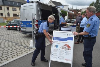 Sicheres Surfen, Schockanrufe und Einbruchsschutz: Polizei klärt in Burgstädt auf - Das Präventionsmobil ist am Donnerstag in Burgstädt. Das Foto entstand bei einem früheren Termin in Hartmannsdorf.