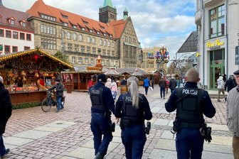 Sicherheit auf dem Chemnitzer Weihnachtsmarkt: Was erwartet die Besucher im Jahr eins nach Magdeburg? - Verstärkte Polizeipräsenz auf dem Chemnitzer Weihnachtsmarkt am Tag nach der Amokfahrt in Magdeburg im vergangenen Jahr.