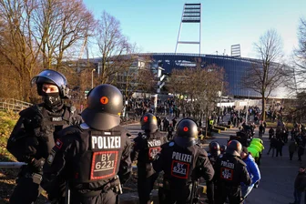 Sicherheit beim Fußball: Gefragt sind Konsequenz und Augenmaß - Damit fing die Debatte an: Polizeikräfte sichern 2018 das Nordderby zwischen Werder Bremen und dem Hamburger SV. Die Hansestadt Bremen stellte dem SV Werder dafür rund 400.000 Euro in Rechnung.