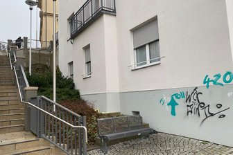 Sicherheit in der Plauener Innenstadt: An diesen beiden Orten fühlen sich Menschen besonders unwohl - Graffiti an einer Wand nahe der Hradschin-Treppe: Seit Tagen sind die Schmierereien dort zu sehen.